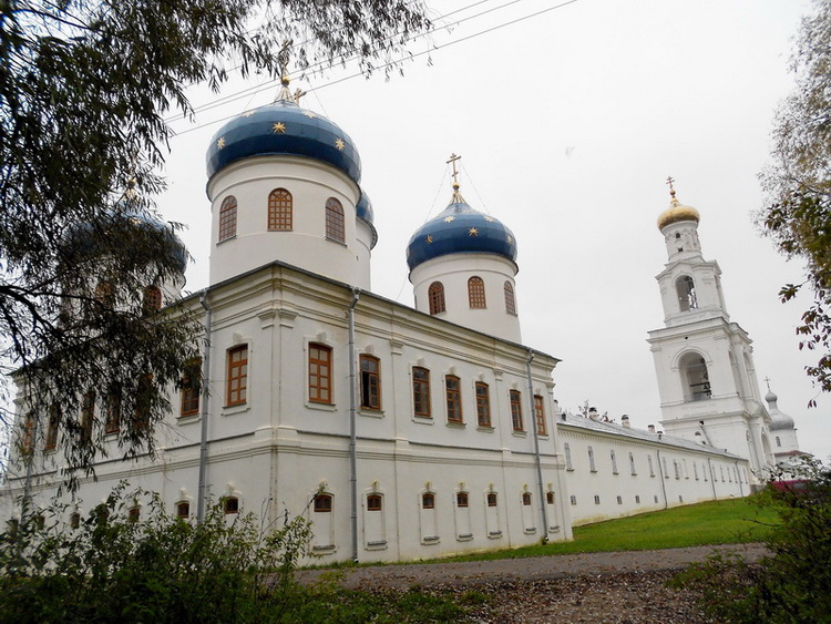 Свято- Юрьев монастырь Крестовоздвиженский собор