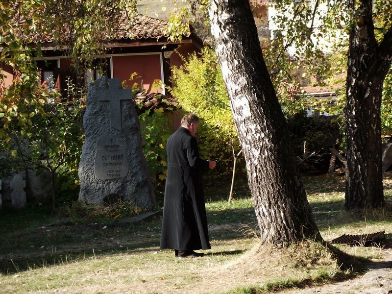 В двора на храма