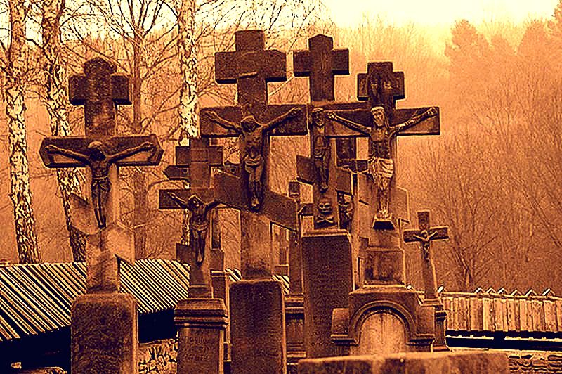 Krzyże łemkowskie w lapidarium obok cerkwi w Kotaniu 