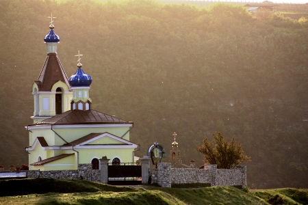 Bisericǎ din vârful stâncilor în rezervație. ADORMIREA MAICII DOMNULUI