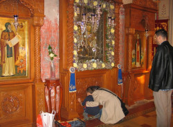 jarek1 
Prayer at Three-Hand icon of Mother of God in Grgetek monastery 
2012-11-07 14:56:06