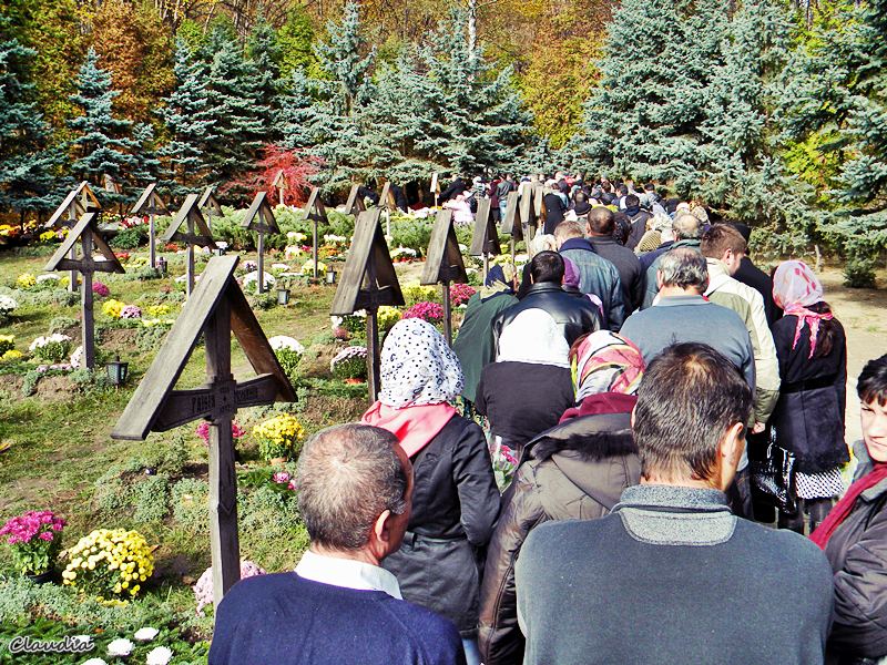 Spre mormantul Parintelui Arsenie Boca