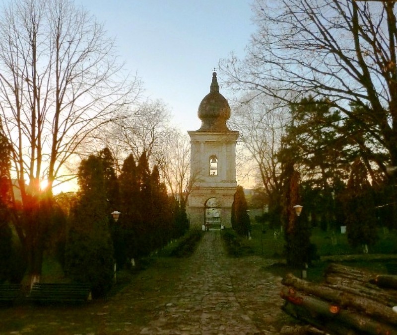 Pelerin în Iaşi: Amurg la mănăstirea Frumoasa.