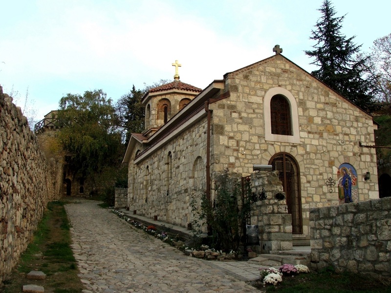 Капела Свете Петке са јесењим цвећем
