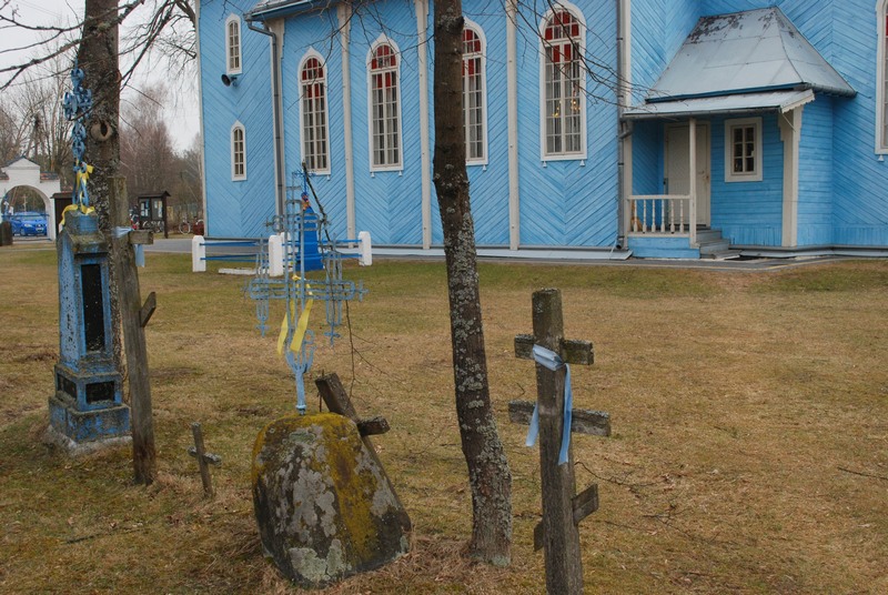przed Cerkwią Pokrowską w Dubiczach Cerkiewnych