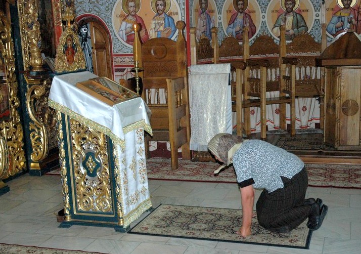 Putna - Przed ikoną w cerkwi Zaśnięcia Bogurodzicy