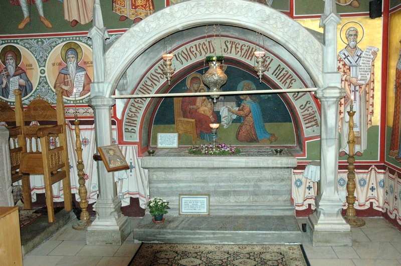 Putna - grobowiec Stefana Wielkiego.  Putna - la mormântul Ștefan cel Mare. 