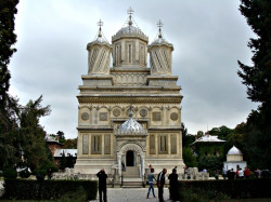 mirth 
manastirea Curtea de Arges 
2013-01-07 16:27:57