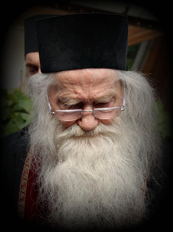 La mulţi ani, părinte Justin!