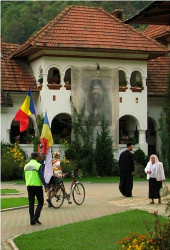 ursache 
Pilgrim, priest, traveler, guard … and Saint Herodion supervising the monastery Lainici 
2013-03-25 12:39:59