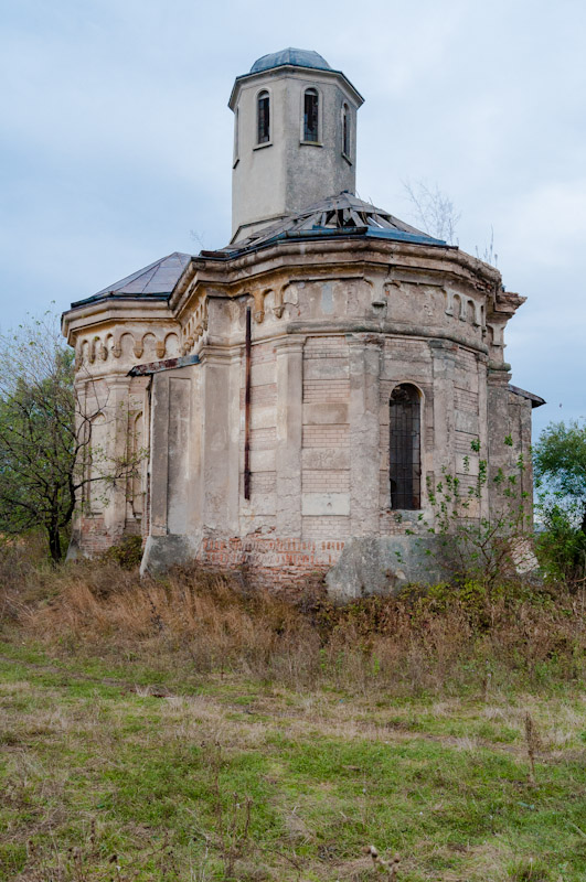 Biserica ruinata de pe mosia Gerassy 1