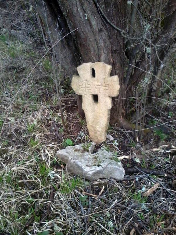 Кръст в околностите на храм "Св.св. апостоли Петър и Павел", село Беренде