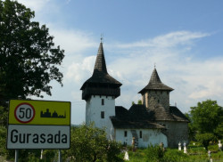 travel-worn 
Biserica veche Gurasada 
2013-04-04 07:14:37
