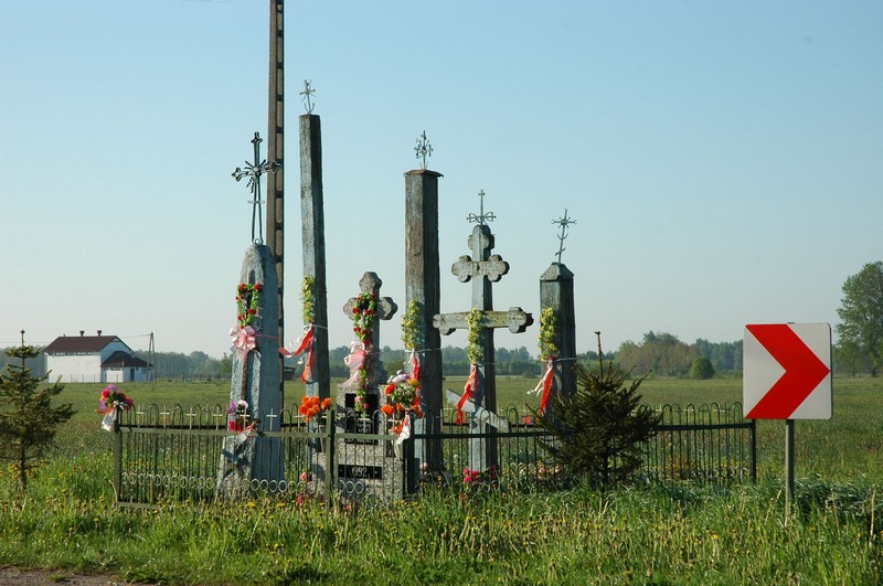 Stary Kornin - krzyże przydrożne