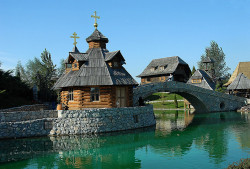 dragoj03 
Крстионица у Станишићу, Бијељина 
114 
2013-05-01 11:41:15