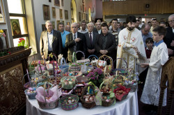 MikaV 
Васкршња служба у цркви Св.Георгије у Ватерлу 
2013-05-07 14:15:28