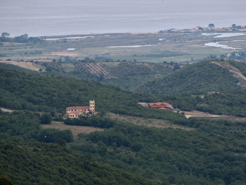 Manastiri iznad sela Eigani