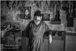hmiodrag 
Monah iz manastira Karantal 
75 
2013-06-16 16:36:24