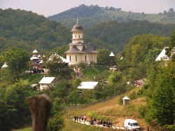 cristiangeorge 
Pelerini la mănăstirea Afteia - jud. Alba 
2013-06-24 18:49:18