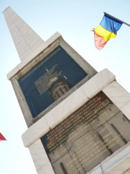 cristiangeorge 
Monumentul eroilor, in fata bisericii parohiale din Petresti, Alba 
2013-07-04 14:57:16