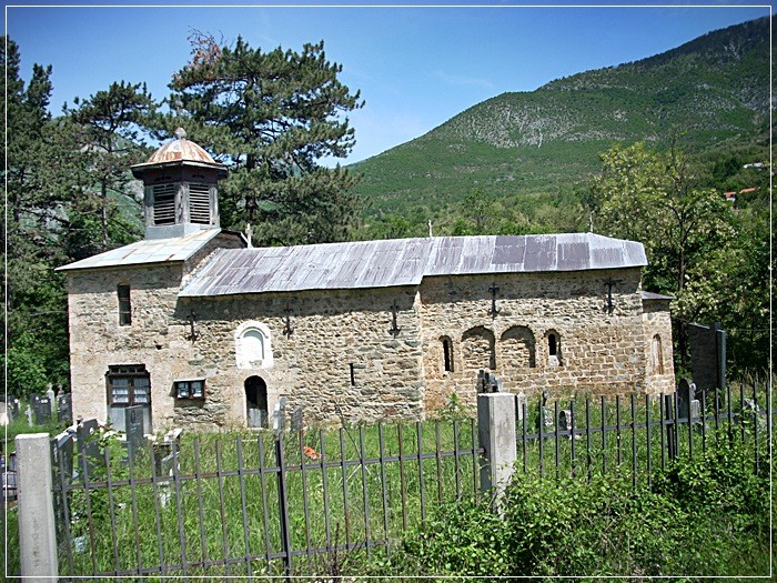 Црква светог Николе из 1875 године у насељу Средска крај Призрена