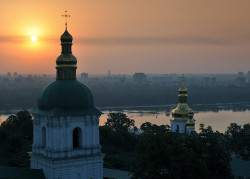 bogdan_bondar 
Sunrise in Kiev-Pechersk Lavra 
2013-08-12 22:28:00