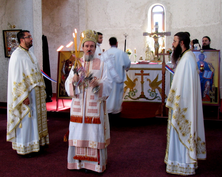 Vladika bihaćko - petrovački   Atanasije , prva Liturgija u Man. Klisini