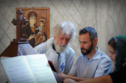 Florina 
Father Petru Darascu and singers 
87 
2013-09-05 10:17:47