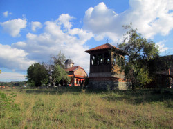 Nesko 
Црква Успења Пресвете Богородице на монашком гробљу у Жичи 
2013-10-07 15:43:45