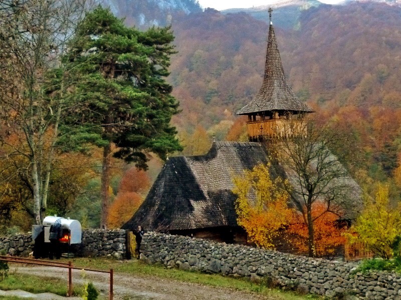 Culorile toamnei la mănăstirea Sub piatră - de Sfânta Parascheva, la hram (2).