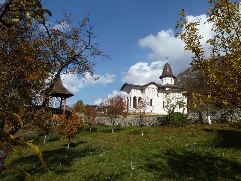 Alte culori ale toamnei la mănăstirea Sub piatră - de Sfânta Parascheva - la hram. Biserica nouă.