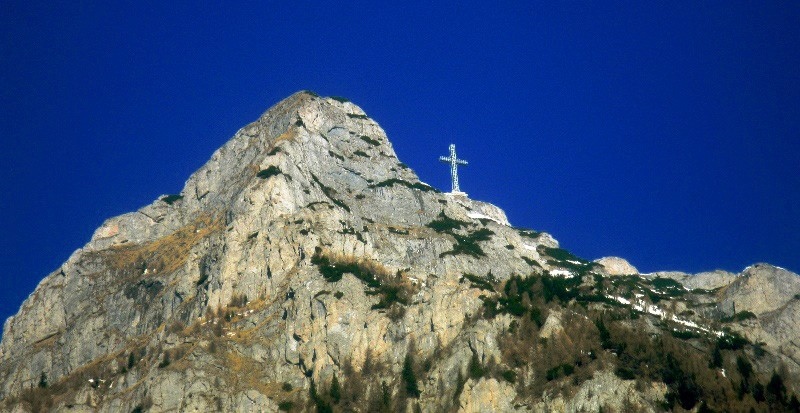 Aproape de Ceruri - Crucea eroilor de pe vârful Caraiman - masivul Bucegi.