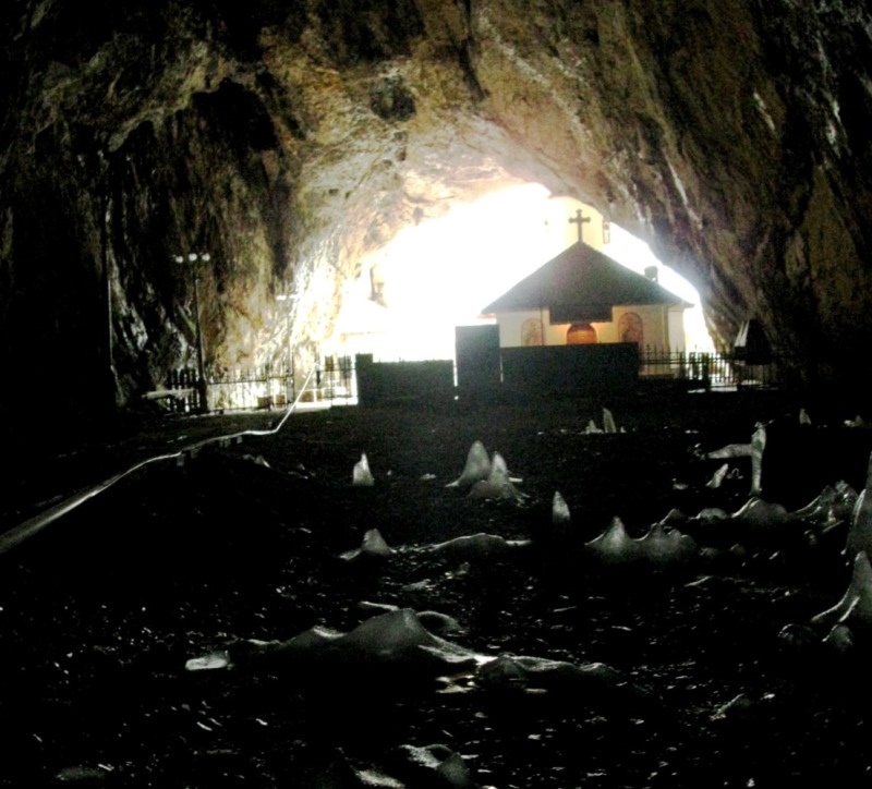 Schitul Peștera Ialomiței - în peștera cu același nume, în munții Bucegi.