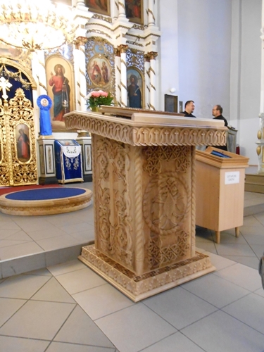 Postolje za celivajucu ikonu u Crkvi Pokrov Presvete Bogorodice u Loznici