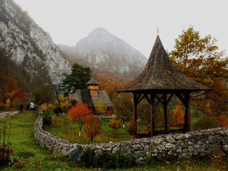 PALADA 
La Mănăstirea Sub Piatră la vremea hramului - Cuvioasa Parascheva (2) 
138 
2013-11-02 22:37:14