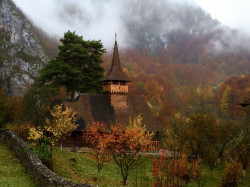 PALADA 
Culorile toamnei la mănăstirea Sub piatră - de Sfânta Parascheva, la hram (1). 
96 
2013-11-11 20:00:49
