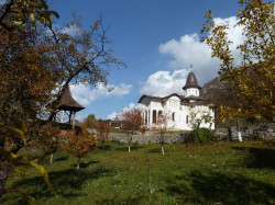 PALADA 
Alte culori ale toamnei la mănăstirea Sub piatră - de Sfânta Parascheva - la hram. Biserica nouă. 
2013-11-11 20:09:07