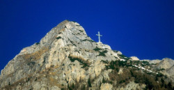 cristiangeorge 
Aproape de Ceruri - Crucea eroilor de pe vârful Caraiman - masivul Bucegi. 
2013-11-12 18:15:01