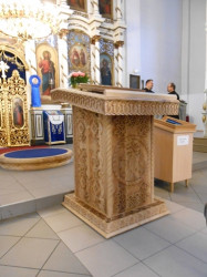 bozidar70 
Postolje za celivajucu ikonu u Crkvi Pokrov Presvete Bogorodice u Loznici 
2013-11-18 21:43:17