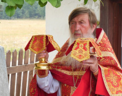 jarek 
Fr. Mikołaj Ostapczuk serving Divine Liturgy 
2013-12-15 23:11:06