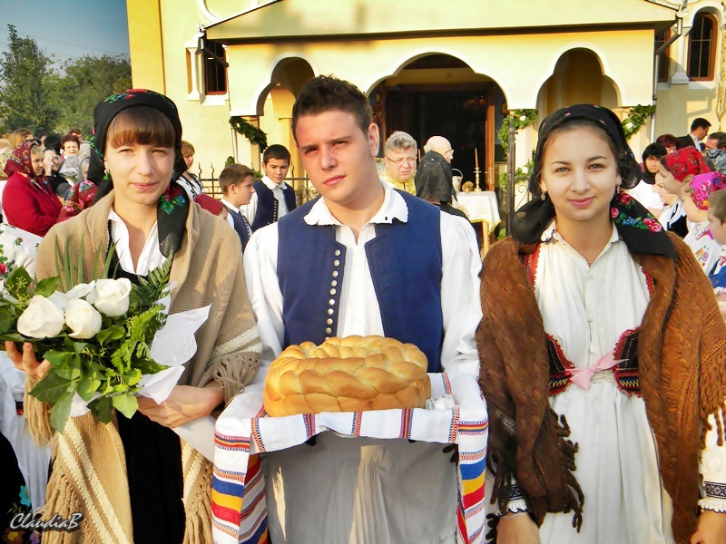 Tineri în așteptarea Ierarhului