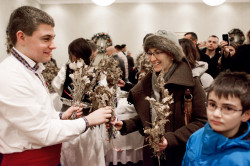 MikaV 
Дијелење  бадњака при цркви Св.Георгије у Ватерлу 
2014-01-11 15:26:41