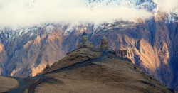 sakartvelo 
Cminda Sameba - Cerkiew Trójcy Świętej nad Kazbegi 
96 
2014-01-13 10:31:05