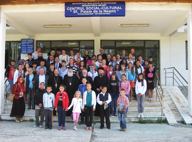 Metropolitan Serafim and children from Moldavia