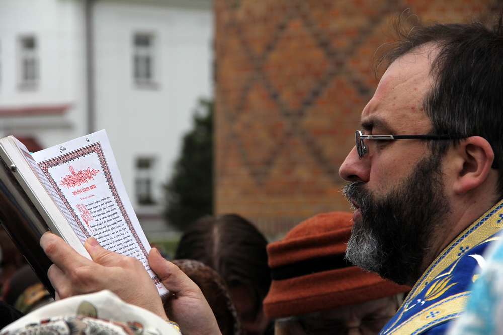 Archbishop Jacob of Bialystok and Gdansk reading Gospel