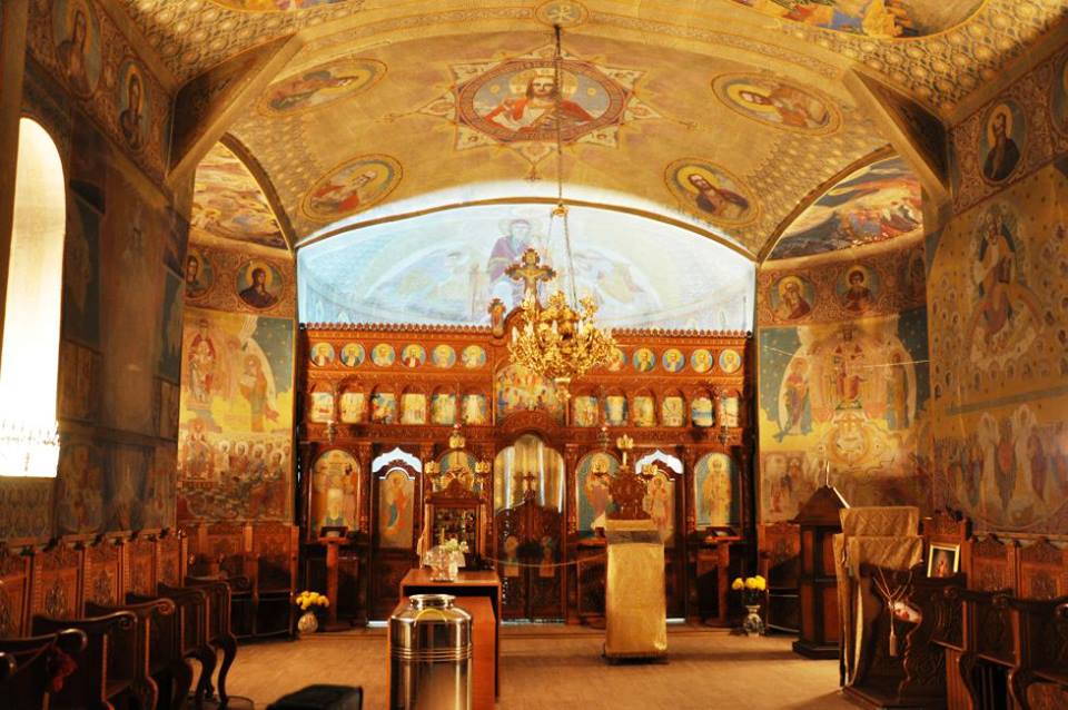 Biserica Sf Nicolae pictata de pr Arsenie Boca