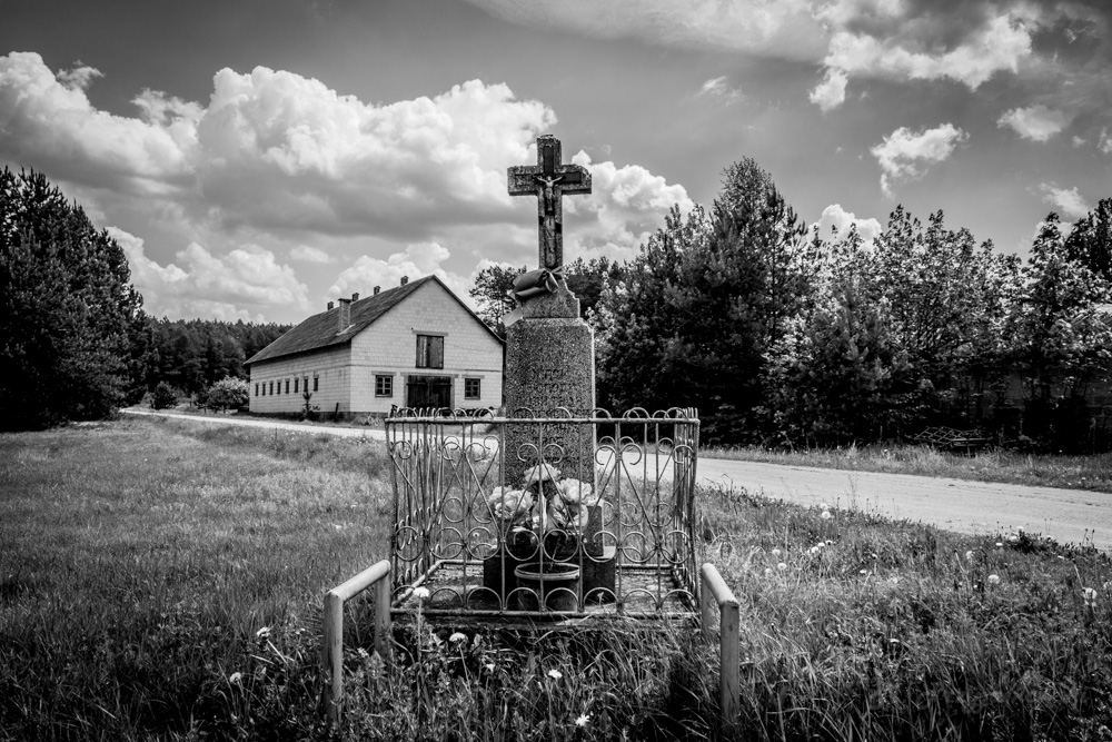 Krzyż przydrożny we wsi nieopodal Grabarki
