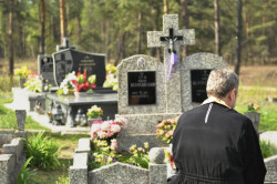chwoya224 
Baciuszka na cmentarzu 
2014-05-02 10:10:21