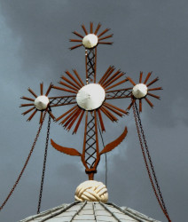 PALADA 
Pelerin pe Colina Bucuriei: Crucea Catedralei Patriarhale 
2014-06-15 19:14:24