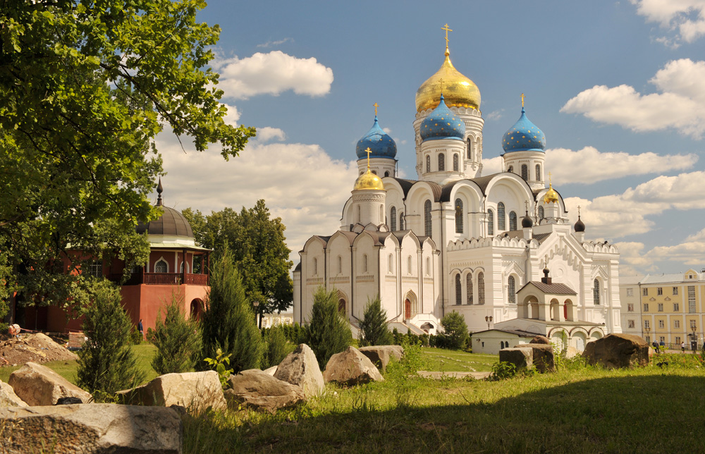 Преображенский (справа) и Никольский (слева) соборы